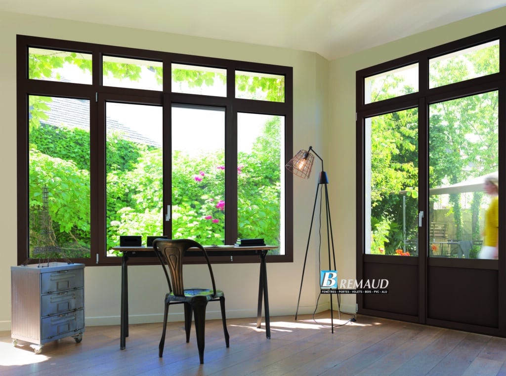 Fenêtres et portes Remaud marron : design et luminosité Fenêtres et porte-fenêtre Remaud marron dans un bureau lumineux avec vue sur un jardin verdoyant.