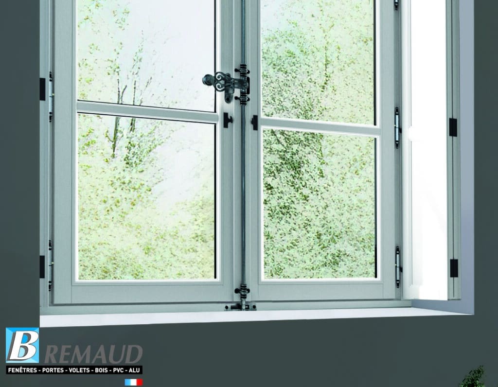Fenêtre Remaud : Menuiserie Bois, PVC et Alu de Qualité Fenêtre grise Remaud à crémone traditionnelle. Texte : FENÊTRES - PORTES - VOLETS - BOIS - PVC - ALU.