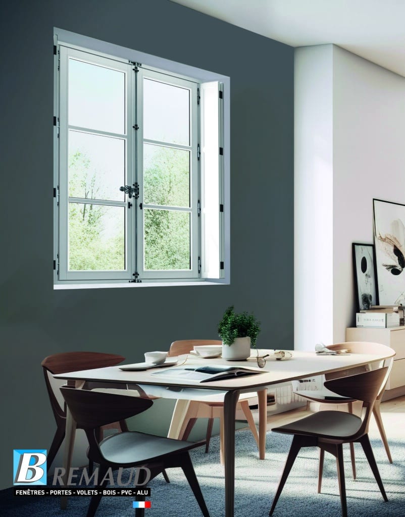 Fenêtre Remaud : Menuiseries en Bois, PVC et Alu sur Mesure Fenêtre blanche B Remaud dans une salle à manger. Menuiseries bois, PVC et alu pour fenêtres, portes et volets.