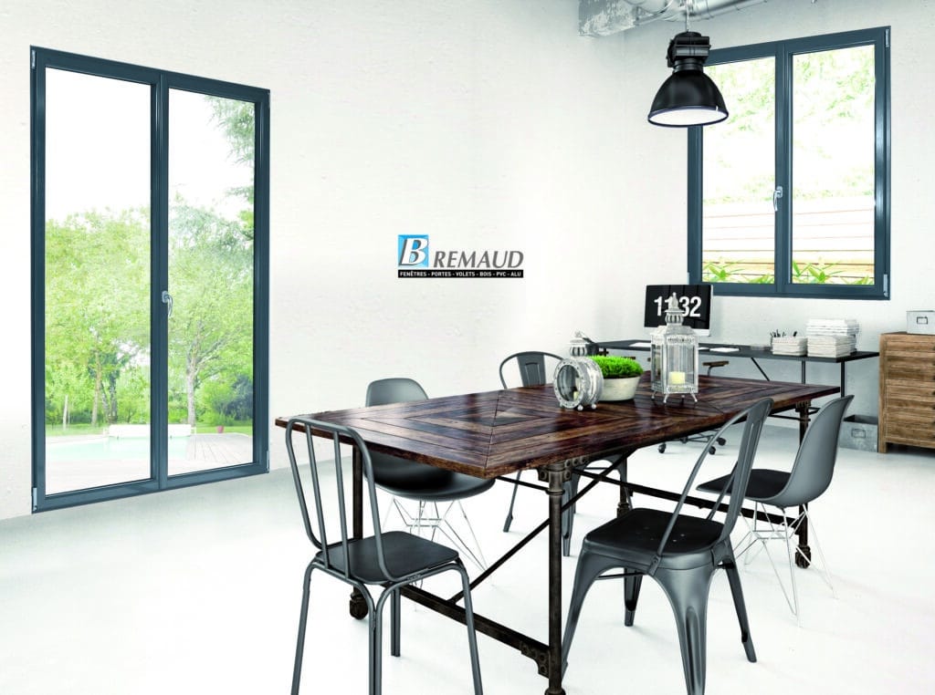 Menuiseries Alu BREMAUD : Fenêtre et Porte-Fenêtre Grise Intérieur moderne avec menuiseries alu grises BREMAUD, porte-fenêtre sur piscine et mobilier de style industriel.