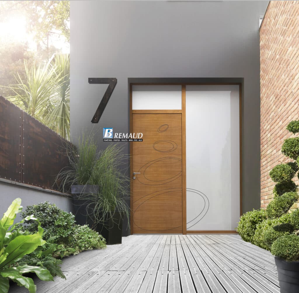 Porte d'entrée bois design Bremaud - Élégance moderne Porte d'entrée Bremaud en bois sculpté, numéro 7 sur façade grise, terrasse en bois et jardin paysager moderne.